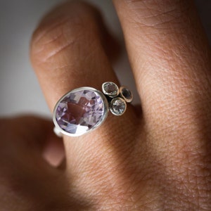 Handgemaakte Rose De France-amethist en witte topaas multistone zilveren statement ring