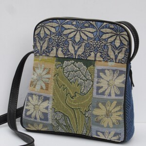 Bolso de hombro OOAK, collage de tela floral con pájaros / Monedero pequeño reciclado - Bolso cruzado hecho a mano * Azul, verde y crudo / Ribete de cuero