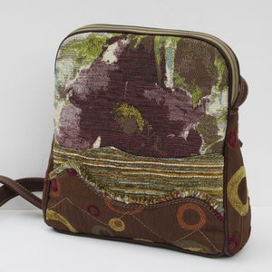 Bolso de hombro reciclado / Boho crossbody / bolso floral OOAK / bolso único hecho a mano / tapiz verde marrón púrpura / cuero genuino
