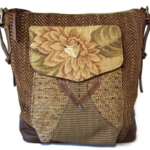 Bolso bandolera grande de Elizabeth Z Mow, tela y cuero, Demure Dahlia