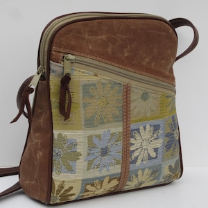Bolso pequeño de lona encerada con estampado floral / Bolso bandolera de lona con estampado de margaritas / Monedero pequeño de hombro / Monedero hecho a mano / Cuero marrón genuino