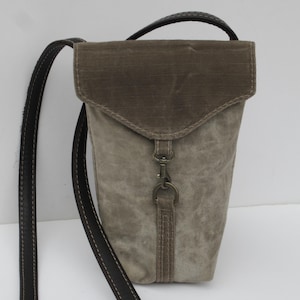 Bolso pequeño para celular de lona encerada / Mini bolso de hombro con solapa / Bolso bandolera unisex pequeño / Monedero de lona encerada reciclada