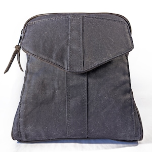 EN VENTA Bolso de lona encerada azul marino, monedero de lona encerada, monedero de lona encerada azul medianoche - Correa de cuero gris carbón - Unisex - Minimalista