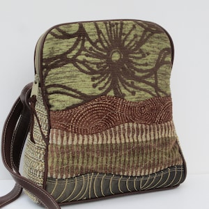 Bolso de hombro OOAK / Crossbody reciclado pequeño / Monedero de collage de tela floral / Oro marrón verde / Cuero marrón genuino