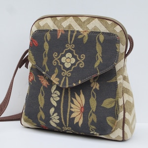 Bolso de hombro pequeño - Bolso cruzado con tapiz floral - Monedero azul marino y verde salvia con bolsillos - Combinación geométrica floral - Detalles de cuero marrón