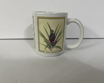 Taza coleccionable de piñas tropicales de Hilo Hattie Maui Hawaii Island Heritage 2005