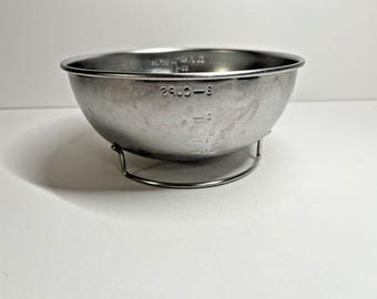 Ciotola graduata in acciaio inossidabile con supporto in filo metallico e misure incise