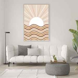 Op de afbeelding: Een digitale kunstprint met een gestileerde zon met stralen en golvende lijnen in tinten bruin, beige en wit.