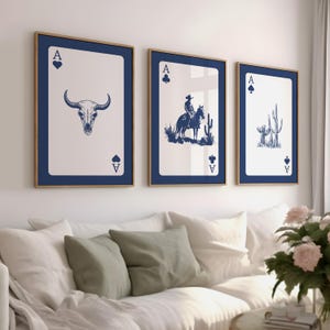 Conjunto de 3 artes de parede ocidentais em azul escuro, estampas inspiradas em cartas de baralho de cowboy, decoração digital do sudoeste, arte de parede moderna com caveira de touro de chifre longo
