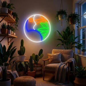 Puede incluir: Un letrero de neón circular con elementos naranjas, azules y verdes ilumina una habitación. La habitación está decorada con varias plantas en macetas, una silla de madera y un otomán tejido, creando un ambiente acogedor e inspirado en la naturaleza.