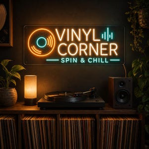 Könnte beinhalten: Ein rechteckiges Neonschild mit dem Text VINYL CORNER in Weiß und Orange sowie den darunter stehenden Wörtern SPIN & CHILL in Türkis. Das Schild enthält eine kreisförmige orange-türkise Grafik einer Schallplatte und ein vertikales Tonsymbol.