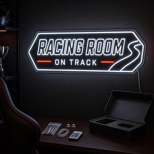 Könnte beinhalten: Ein rechteckiges LED-Neonschild mit abgerundeten Ecken, das den weißen Text RACING ROOM und ON TRACK in fetter Schrift zeigt. Das Schild enthält eine weiße Grafik einer kurvigen Straße und zwei horizontale rote Linien auf dunklem Hintergrund.