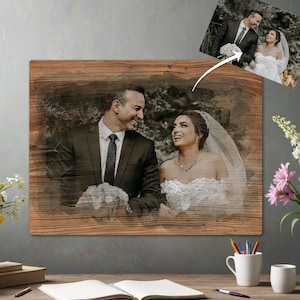 Könnte beinhalten: Eine Aquarell-Illustration eines Paares an ihrem Hochzeitstag. Die Braut trägt ein weißes Kleid und einen Schleier, der Bräutigam trägt einen dunklen Anzug. Das Paar steht vor einem hölzernen Hintergrund.