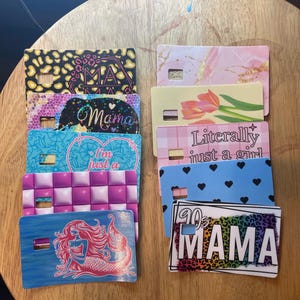 Diseños para tarjetas de débito - Mamá linda: estilo años 90, sirena, estampados florales y divertidos
