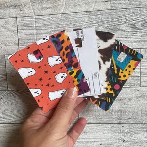 Pegatinas para tarjetas de débito con diseño de fantasmas y estampado de vaca, estilo retro y colorido.