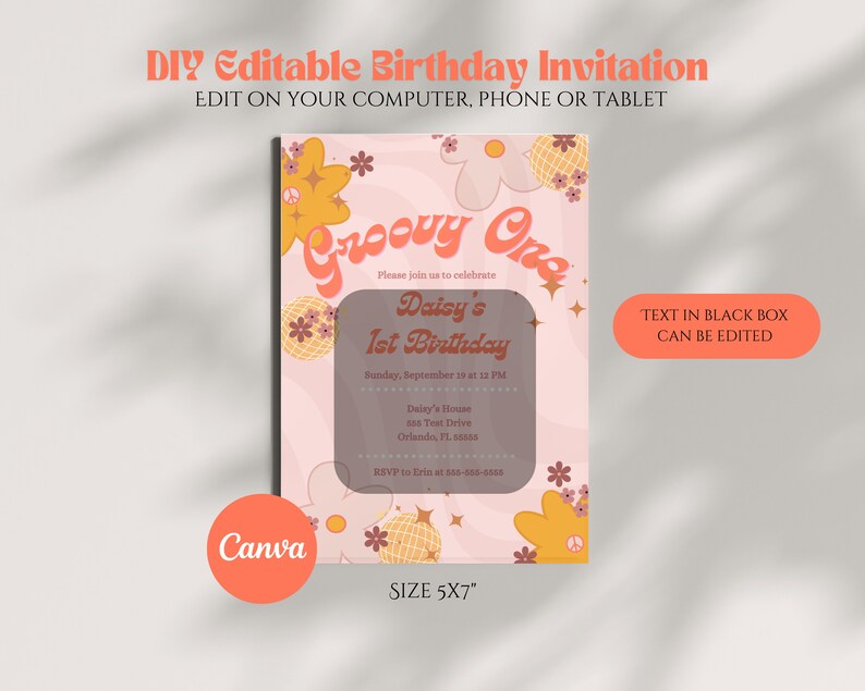 Op de afbeelding: Een roze en oranje DIY bewerkbare verjaardagsuitnodiging met de tekst "Groovy One" en "Daisy's 1st Birthday". De uitnodiging bevat bewerkbare tekstvakken en een Canva-logo. De afmeting is 12,7 x 17,8 cm.