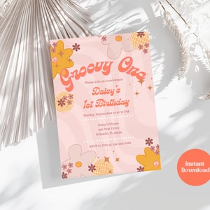 Op de afbeelding: Een roze en oranje verjaardagsuitnodiging met een groovy thema, met de tekst "Groovy One" en "Daisy's 1st Birthday". De uitnodiging bevat bloemen- en discobalafbeeldingen. Een oranje cirkel met "Instant Download" staat rechtsonder.