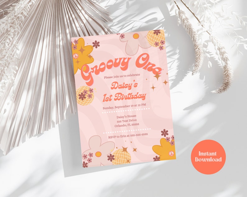 Op de afbeelding: Een roze en oranje verjaardagsuitnodiging met een groovy thema, met de tekst "Groovy One" en "Daisy's 1st Birthday". De uitnodiging bevat bloemen- en discobalafbeeldingen. Een oranje cirkel met "Instant Download" staat rechtsonder.