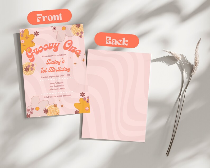 Op de afbeelding: Een dubbelzijdige uitnodiging met een groovy thema. De voorkant heeft de tekst "Groovy One" en details voor een eerste verjaardag. De achterkant heeft een roze golfpatroon. Bloemen- en discobal-afbeeldingen versieren de uitnodiging.
