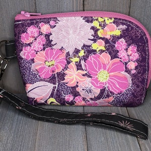 Carteira curvada com pulseira pequena floral roxa pronta para envio
