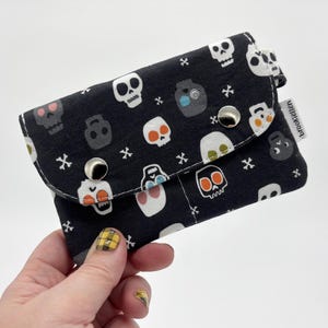 Monedero pequeño con calaveras, listo para enviar
