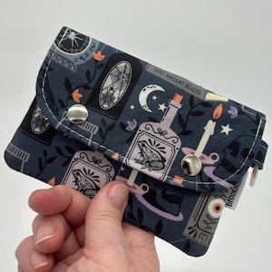 Carteira de pulso Small Spooky Potions pronta para envio