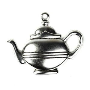 Puede incluir: Un charm de tetera de plata con un diseño detallado y un acabado liso y brillante.