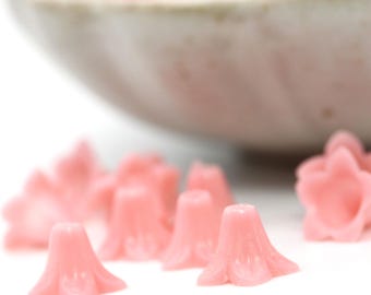 Perles en plastique vintage Petites tulipes clochettes 6 x 9 mm Rose sculpté floral léger (24) VPB130