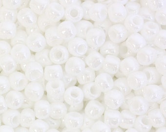 6/0 TOHO Round Glass Seed Beads Opaque Lustered White (10 grams) TH140-R