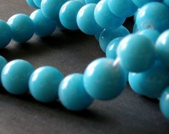6 個のヴィンテージ 1930 年代アクアブルーガラスビーズ - 10-13 mm