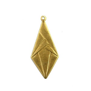 Puede incluir: Un colgante de metal dorado en forma de diamante con un diseño geométrico. El colgante tiene un bucle en la parte superior para sujetarlo a una cadena o cordón.