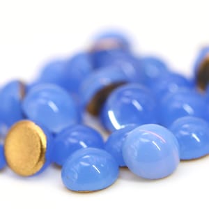 Cabujones de vidrio checos de 5 mm, ópalo azul, con baño de oro y parte posterior plana lechosa (16) GC150