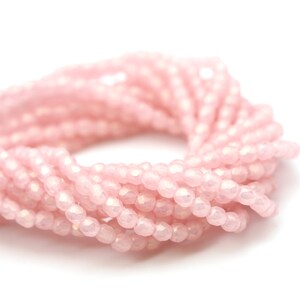 Perles de verre tchèques, polies au feu, rondes facettées 2 mm, suédée, rose laiteux (50) CZF956