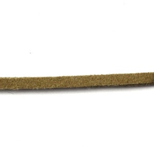 Puede incluir: Un cordón de ante marrón fino.