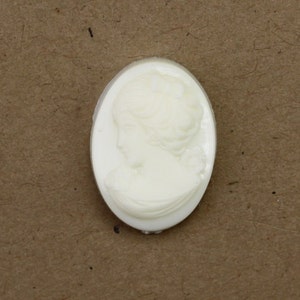 Vintage Western Germany Plastic Ivory Cameos 18x13mm (6) VIC398