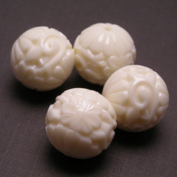 Vintage Plastic Beads Etched Floral Ivory Cream 18mm Round Focal (4) VPB139