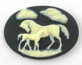 Cammei Cavallo e Puledro Cabochon 25 x 18 mm Nero e Crema Avorio (2) IC045