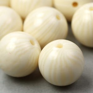 Vintage Lucite Beads Ivory and Cream Swirled 14mm (10) VPB201