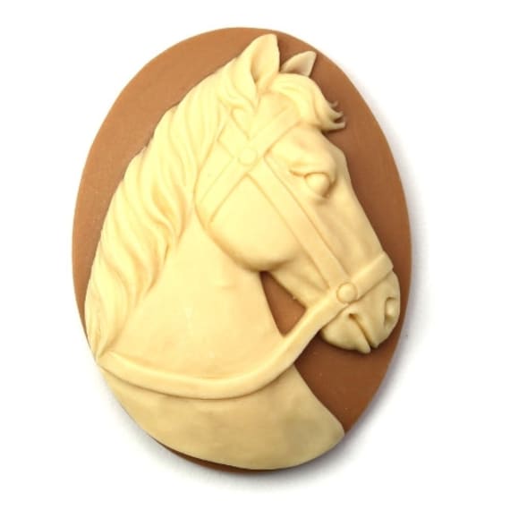 プラスチックカメオ 馬のプロフィール 40 x 30 mm タンとクリーム (2