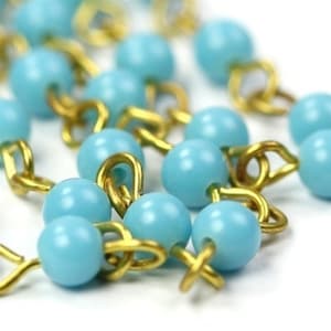 Vintage kunststof kralenketting 4 mm lichtblauw en messing (1 voet) CH59