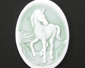 2 cammei unicorno in plastica - verde menta e bianco - 40 x 30 mm IC050