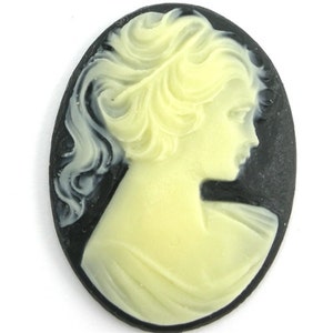 Vintage Cameo Black and Ivory Profile 40x30 (1) VIC136