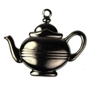以下が含まれることがあります： 光沢のある仕上げの黒い金属製のティーポットチャーム。ティーポットは丸みを帯びたボディに注ぎ口とハンドルが付いています。