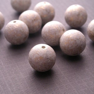10 Vintage Lucite Pale Grey and Gold Round Beads 12mm VPB062 image 2
