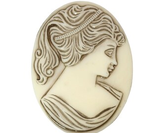 Szklana kamea vintage 40 x 30 mm, kaboszon damski, profil, antyczny, kość słoniowa, krem, zachodnioniemiecki (1) VIC485