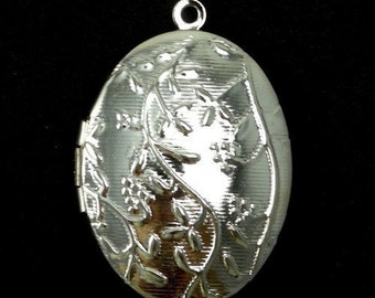 Vintage Silver Tone Lockets Oval Vines Jewelry Making Supplies Charms Pendants (2) VCP015