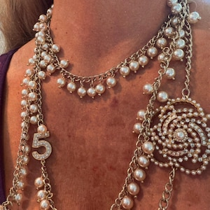 The perfect blend of elegance and sophistication, this pearl camellia necklace is a must-have for any occasion.