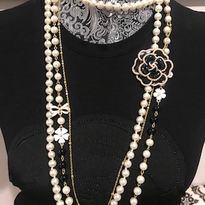 The perfect blend of elegance and sophistication, this pearl camellia necklace is a must-have for any occasion.