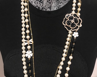 The perfect blend of elegance and sophistication, this pearl camellia necklace is a must-have for any occasion.