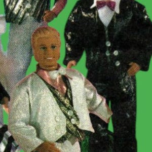 Puede incluir: Tres muñecas de moda vestidas con atuendos formales. La muñeca de la izquierda lleva una chaqueta a rayas blancas y negras con una corbata de lazo rosa. La muñeca del centro lleva una chaqueta blanca con un chaleco estampado dorado. La muñeca de la derecha lleva un traje negro con una corbata de lazo burdeos.